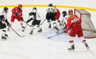 Kolbrún skorar eitt af sínum þremur. (mynd: Ási)