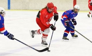 Silvía með pökkinn (mynd: Elvar Pálsson)